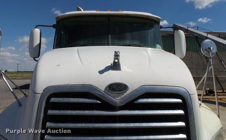 image for item K1099 2000 Mack CH613 tender truck