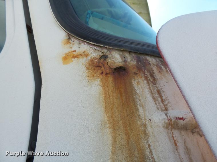 image for item K1099 2000 Mack CH613 tender truck