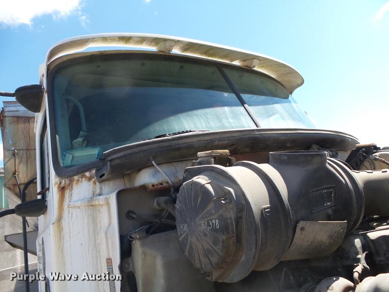 image for item K1099 2000 Mack CH613 tender truck