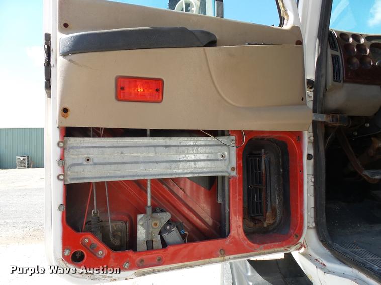 image for item K1099 2000 Mack CH613 tender truck