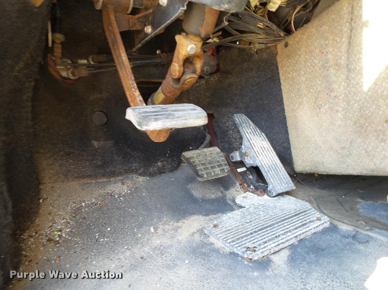 image for item K1099 2000 Mack CH613 tender truck