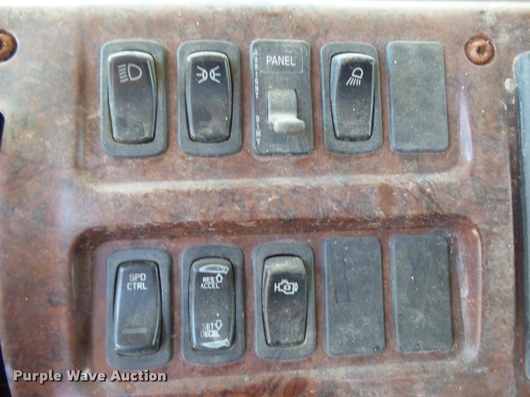 image for item K1099 2000 Mack CH613 tender truck