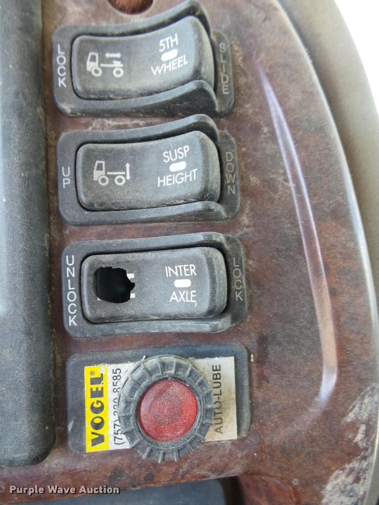 image for item K1099 2000 Mack CH613 tender truck