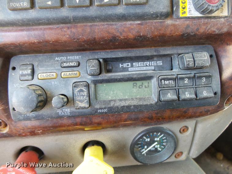 image for item K1099 2000 Mack CH613 tender truck