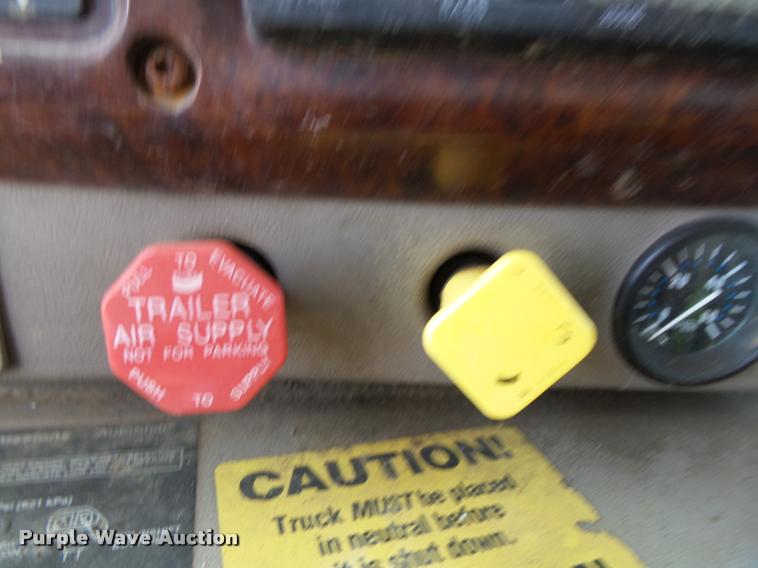 image for item K1099 2000 Mack CH613 tender truck