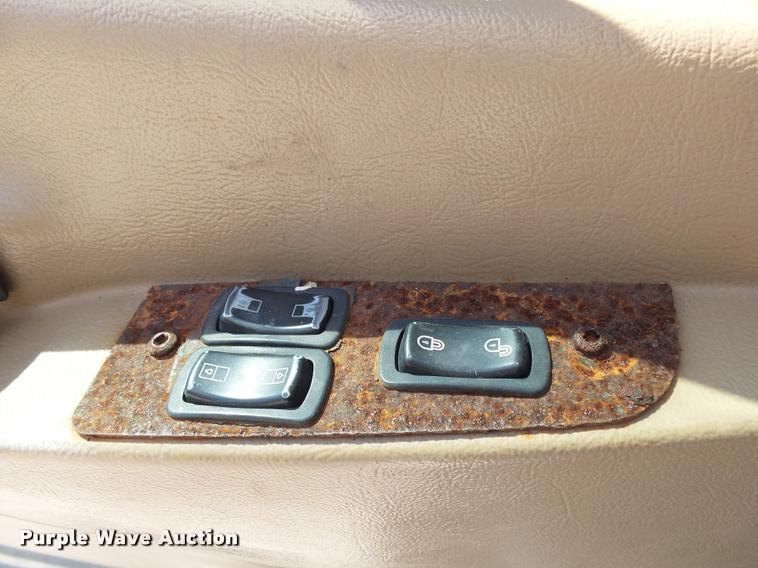 image for item K1099 2000 Mack CH613 tender truck