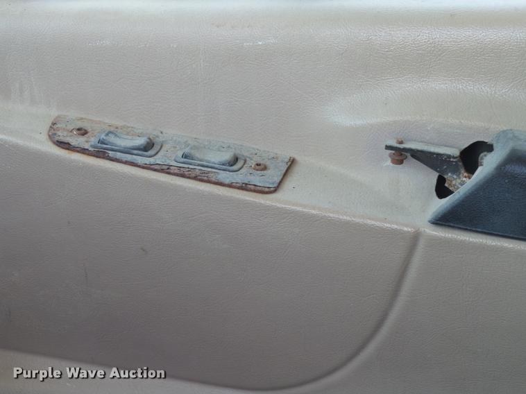 image for item K1099 2000 Mack CH613 tender truck