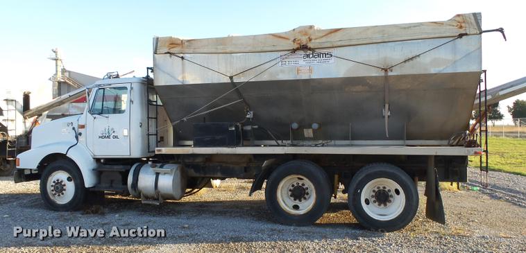 image for item K1109 1994 International 8200 tender truck