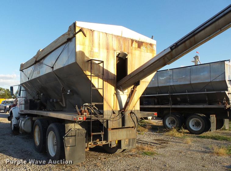 image for item K1109 1994 International 8200 tender truck