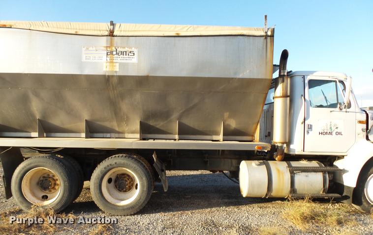 image for item K1109 1994 International 8200 tender truck