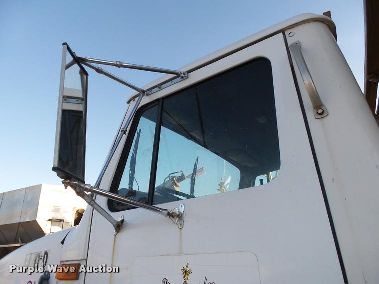 image for item K1109 1994 International 8200 tender truck