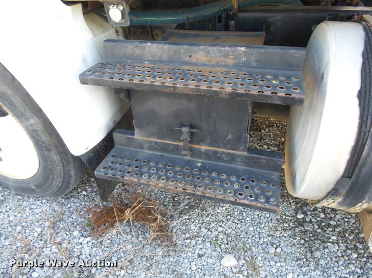 image for item K1109 1994 International 8200 tender truck