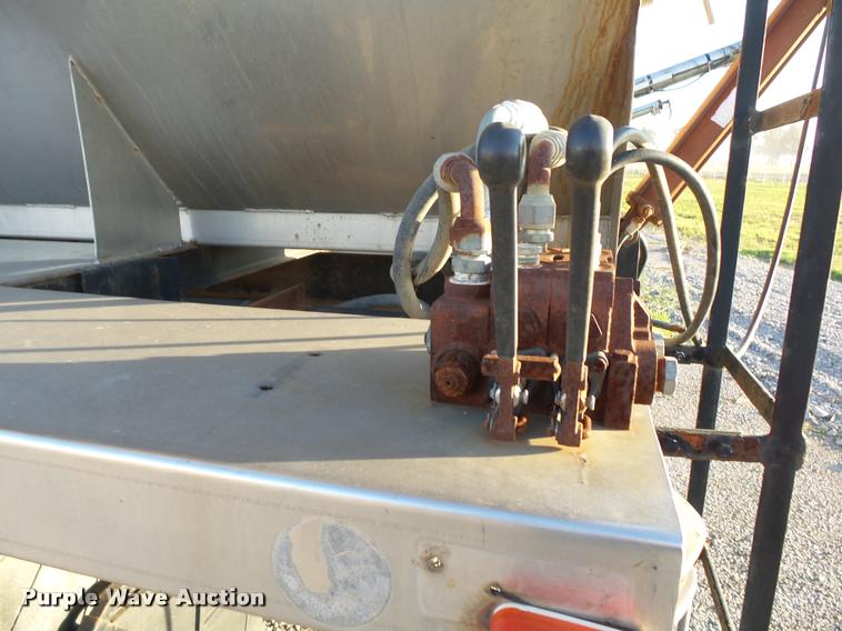 image for item K1109 1994 International 8200 tender truck