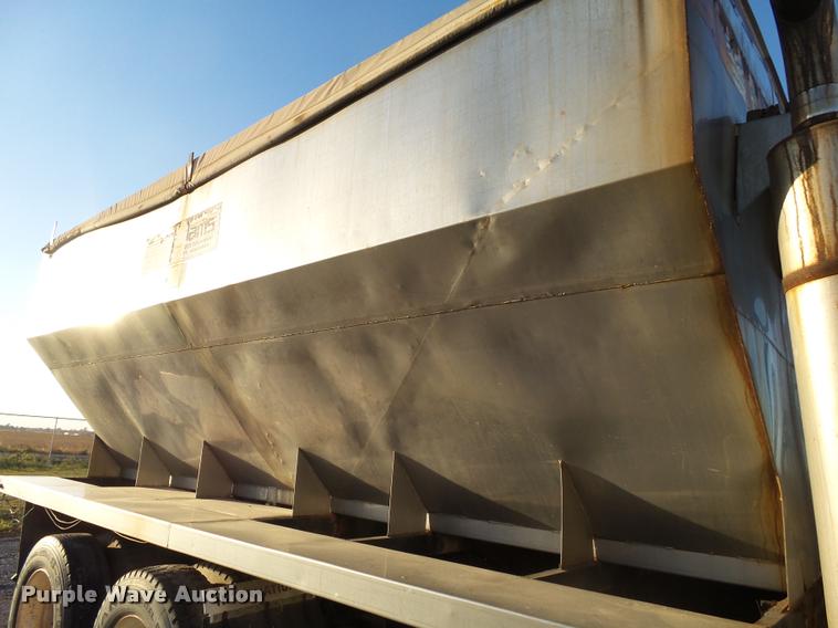 image for item K1109 1994 International 8200 tender truck