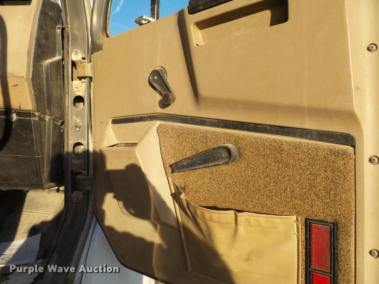 image for item K1109 1994 International 8200 tender truck