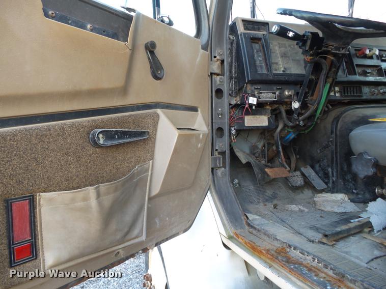 image for item K1109 1994 International 8200 tender truck