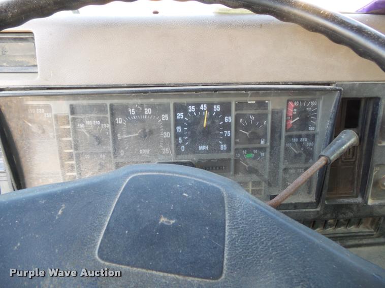 image for item K1109 1994 International 8200 tender truck