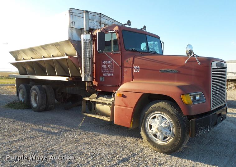 image for item K1110 1991 Freightliner FLD12064T tender truck