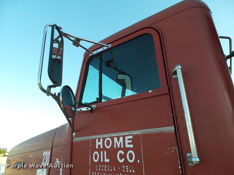 image for item K1110 1991 Freightliner FLD12064T tender truck