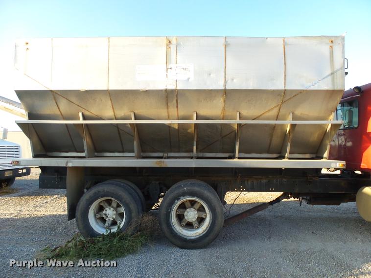 image for item K1110 1991 Freightliner FLD12064T tender truck