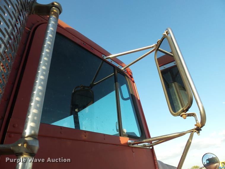 image for item K1110 1991 Freightliner FLD12064T tender truck