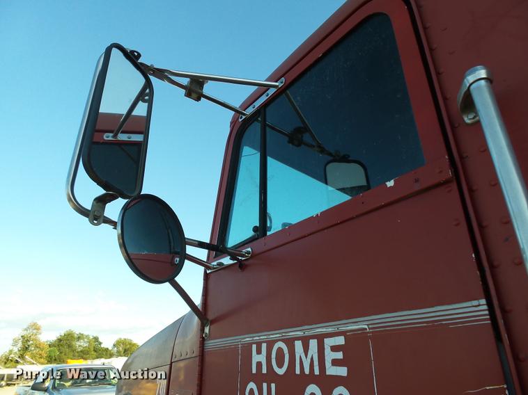 image for item K1110 1991 Freightliner FLD12064T tender truck