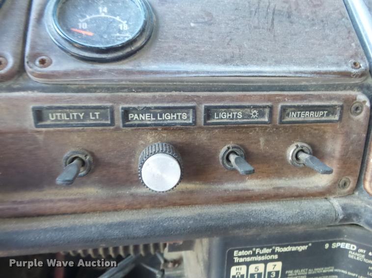 image for item K1110 1991 Freightliner FLD12064T tender truck