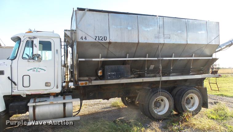 image for item K1111 1993 Mack CH613 tender truck