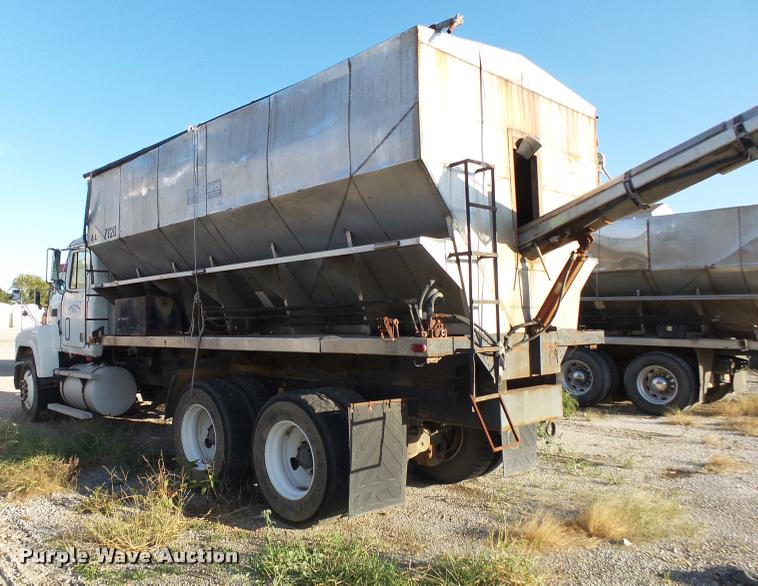 image for item K1111 1993 Mack CH613 tender truck