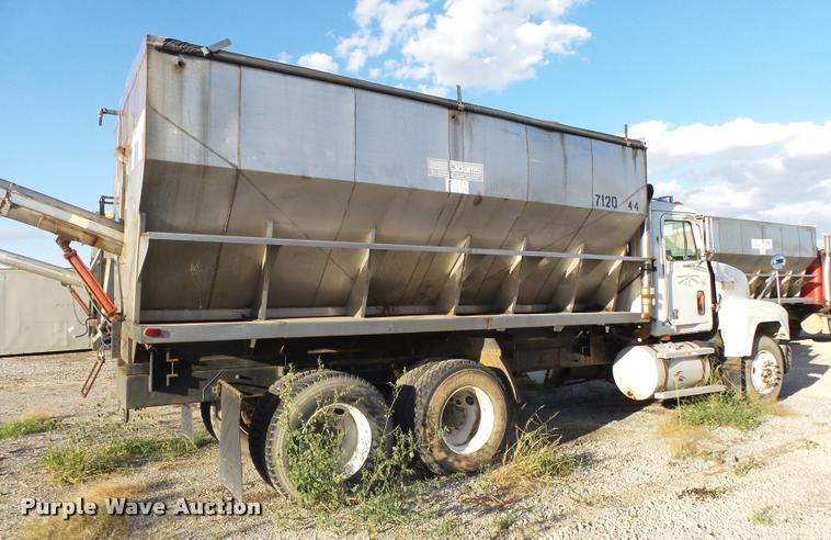 image for item K1111 1993 Mack CH613 tender truck