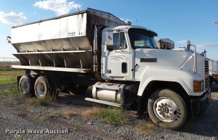 image for item K1111 1993 Mack CH613 tender truck