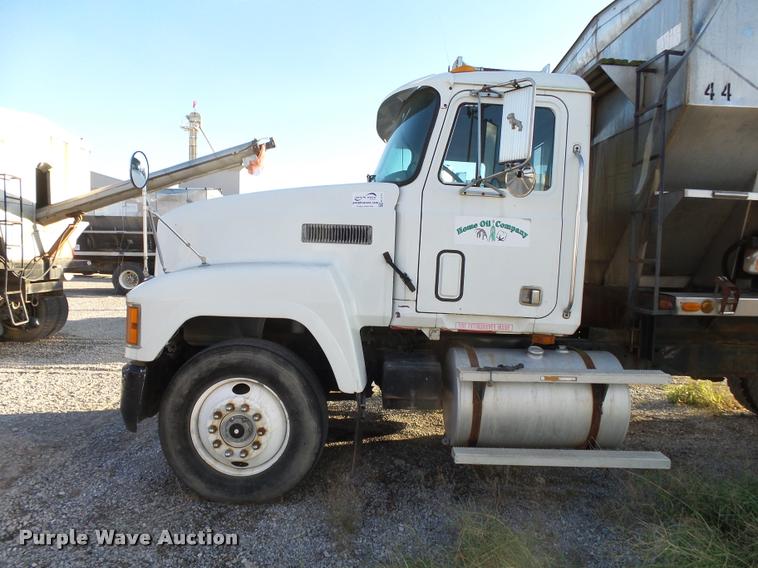 image for item K1111 1993 Mack CH613 tender truck