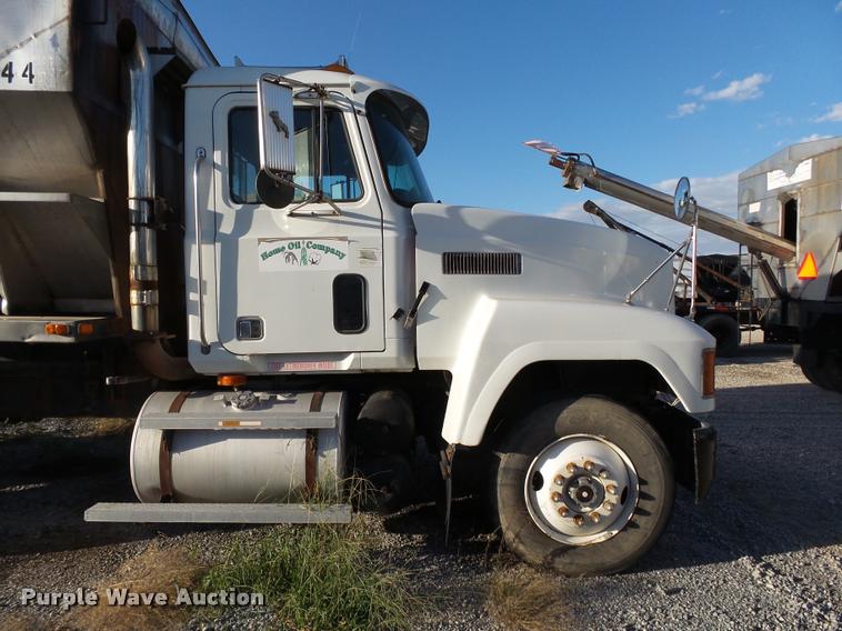 image for item K1111 1993 Mack CH613 tender truck