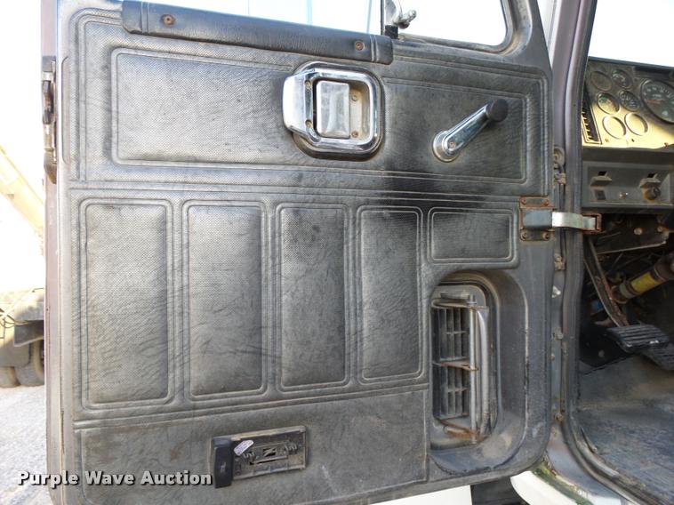 image for item K1111 1993 Mack CH613 tender truck