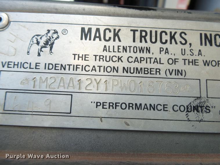 image for item K1111 1993 Mack CH613 tender truck