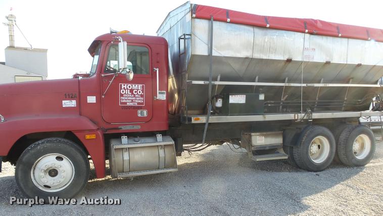 image for item K1112 1994 Freightliner FLD11264ST tender truck