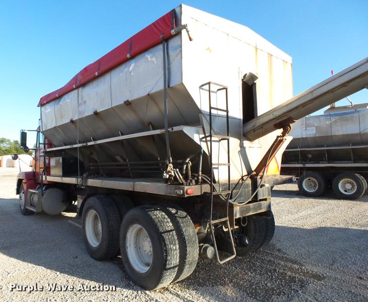 image for item K1112 1994 Freightliner FLD11264ST tender truck