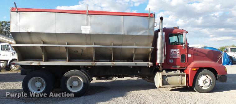 image for item K1112 1994 Freightliner FLD11264ST tender truck