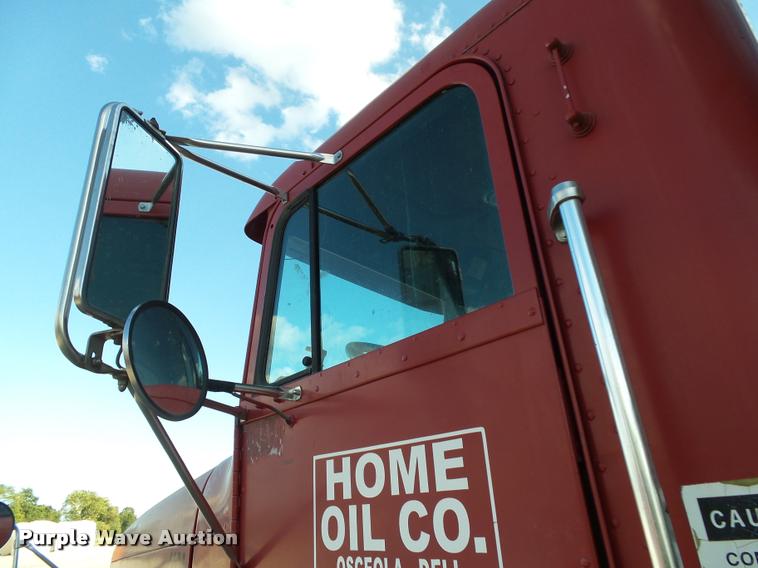 image for item K1112 1994 Freightliner FLD11264ST tender truck