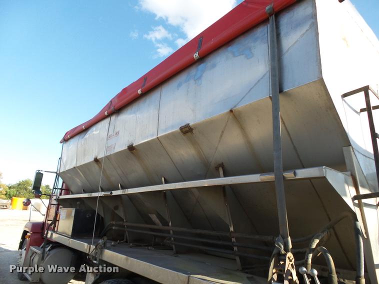 image for item K1112 1994 Freightliner FLD11264ST tender truck