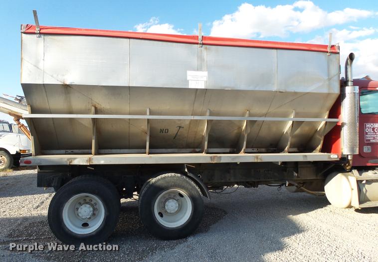 image for item K1112 1994 Freightliner FLD11264ST tender truck