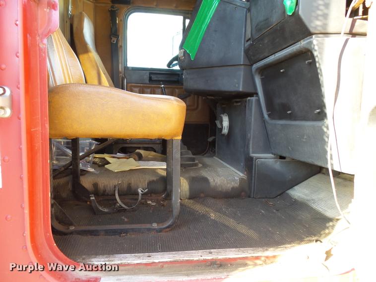 image for item K1112 1994 Freightliner FLD11264ST tender truck