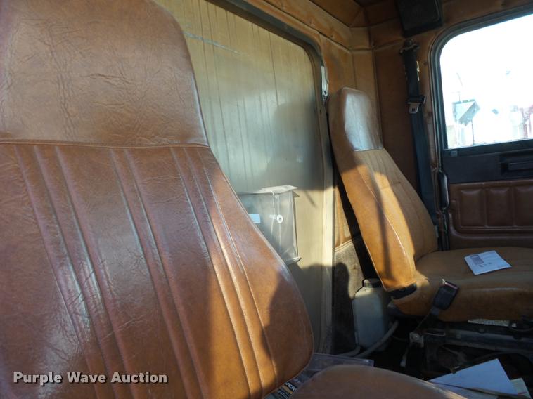 image for item K1112 1994 Freightliner FLD11264ST tender truck