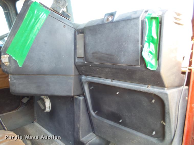 image for item K1112 1994 Freightliner FLD11264ST tender truck