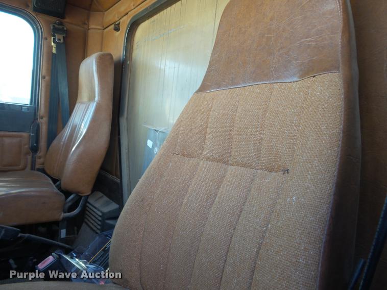 image for item K1112 1994 Freightliner FLD11264ST tender truck