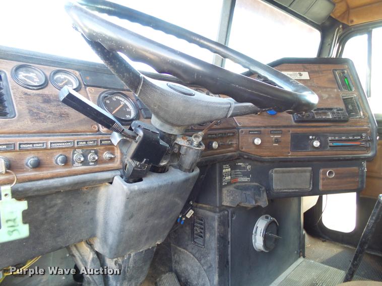 image for item K1112 1994 Freightliner FLD11264ST tender truck