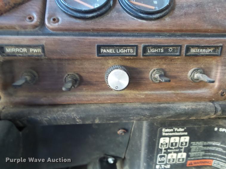 image for item K1112 1994 Freightliner FLD11264ST tender truck