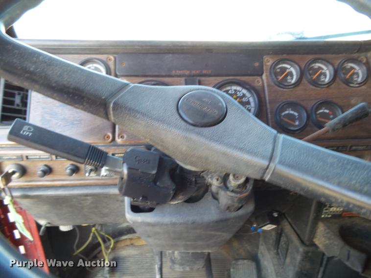 image for item K1112 1994 Freightliner FLD11264ST tender truck