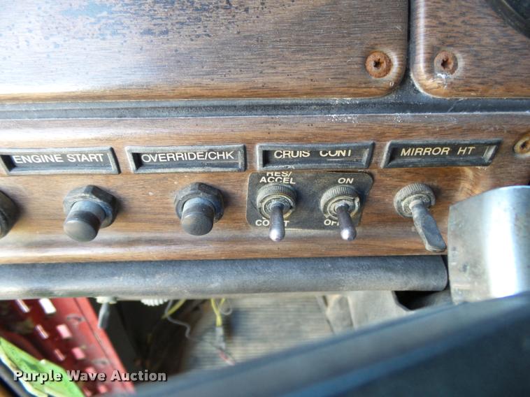 image for item K1112 1994 Freightliner FLD11264ST tender truck