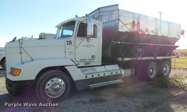 image for item K1113 2000 Freightliner FLD11264ST tender truck